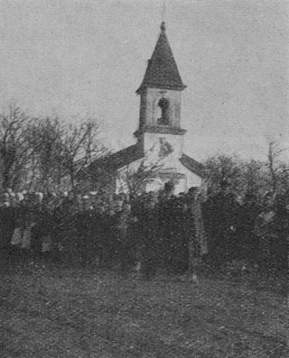 folkmassa framför kyrkan