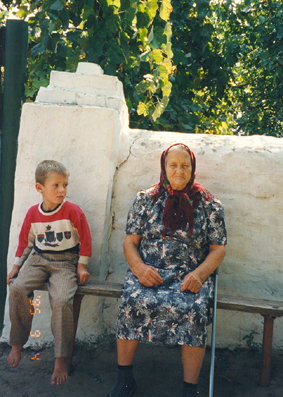 emma o barnbarnet sasja på ljugarbänken 1995