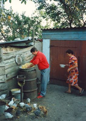 valeri har malt pumpor till grisen och kycklingar, 1995